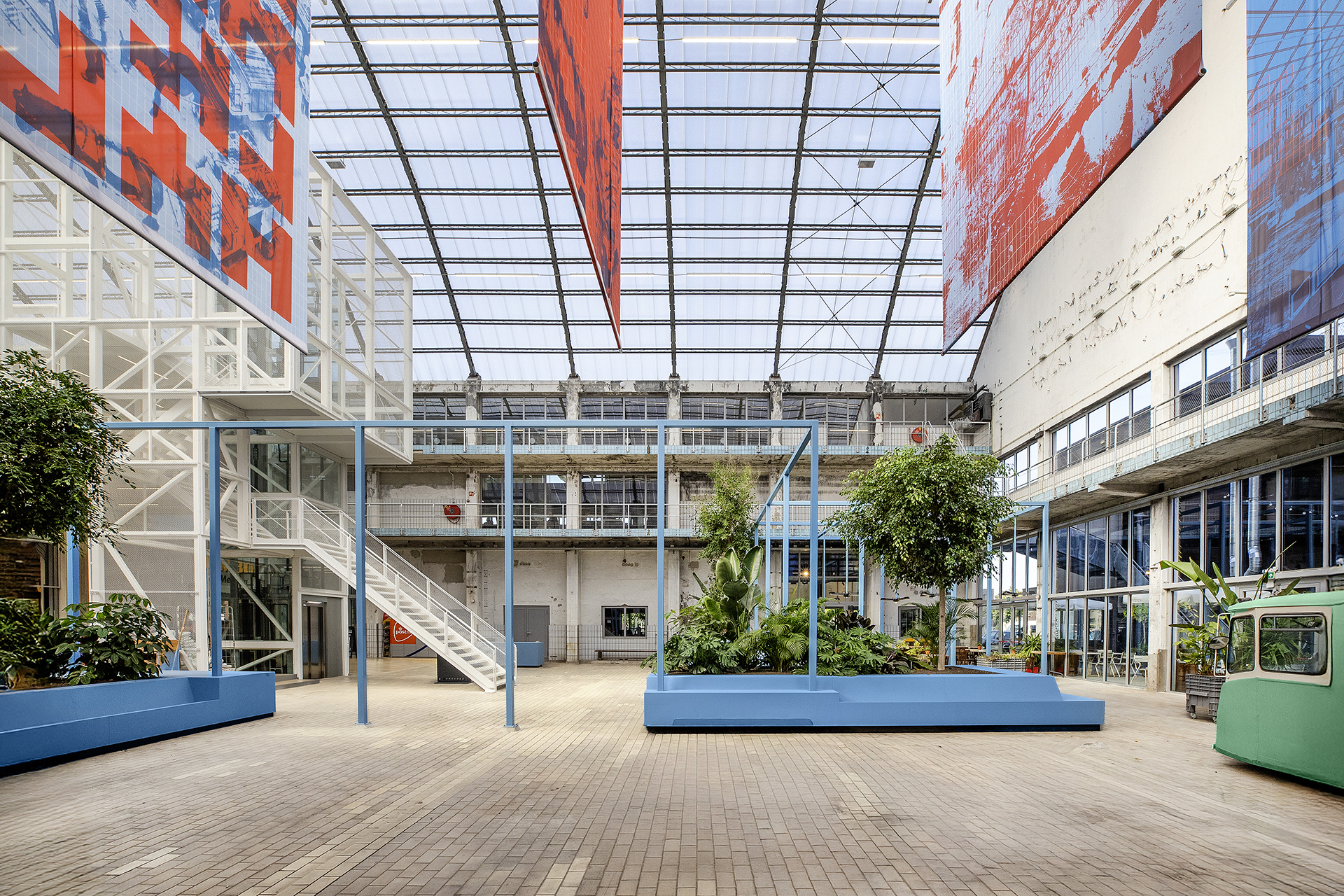 Melkhal IAA binnen beneden hal